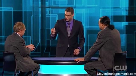 Rubik Küpü ile İllüzyon Gösterisi Yaparak Kendine Hayran Bırakan Adam