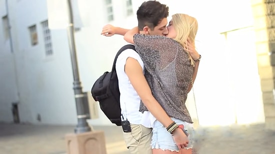 Öpüşme Cezalı Gülmeme Oyunu