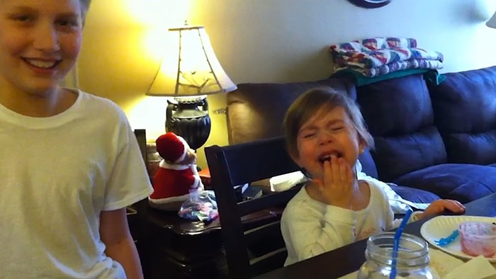 Büyük Bir Zevkle Kardeşinize Yapabileceğiniz 6 Eğlenceli Şaka