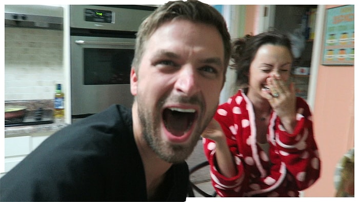 Eşinin Gizlice Yaptığı Gebelik Testinin Pozitif Çıktığını Öğrenen Kadının Mutluluğu