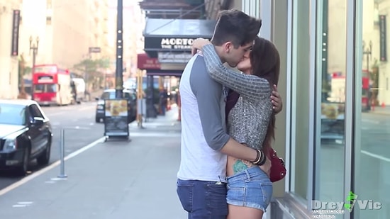 Göbek Deliğine Parmak İsabet Ettirme Oyunu Oynayarak Kızlardan Öpücük Almak