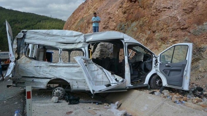 Kapasitesinin İki Katı Yolcu Taşıyan Minibüs Kaza Yaptı: 11 Ölü