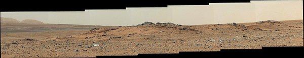 Bir Mars manzarası. Ortada yer gri renkli kayalıklara '' Twin Cairns Adası '' ismi verilmiş.