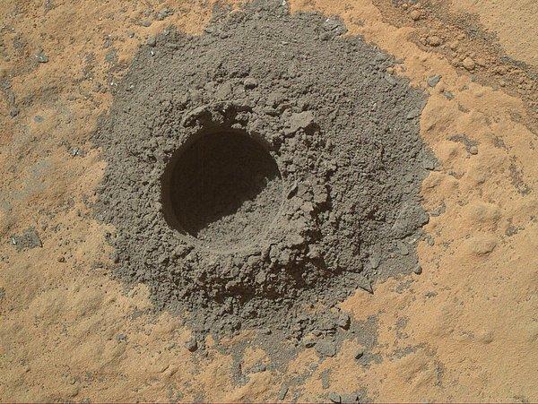 Nisan 2014'de, toprak örnekleri toplarken Curiosity'nin bıraktığı sondaj izi.