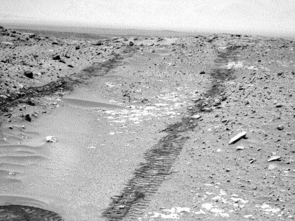 Mars'ın yüzeyinde gezen Curiosity'nin bıraktığı iz.