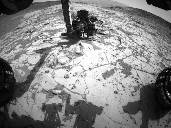 Araştırma için yeri delmeden önce Curiosity'nin çektiği fotoğraf.