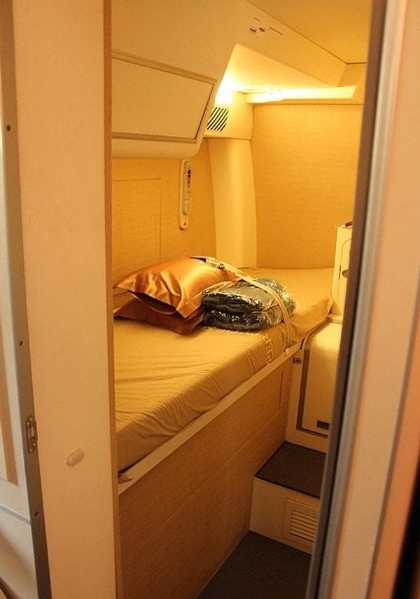 Singapur Airbus A380'deki bu oda, diğerlerinin aksine oldukça konforlu görünüyor.