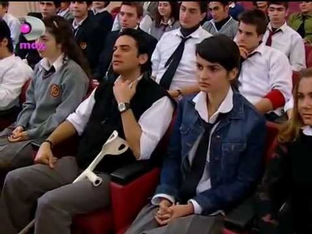 2. Gömleğin altına renkli sweatshirt giyip gömlek üstüneyse okul ceketi yerine rengarenk ceketler giymek.