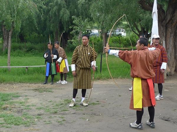 Okçuluk yarışları Bhutan'da oldukça yaygın, Gunnar okçuların 100 metreden fazla mesafeden bile hedefi tutturduklarını söylüyor.
