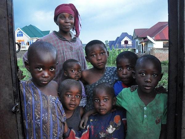 Gunnar Kongo'da iken, bir anne ve 7 çocuğunu aynı karede yakalamış.