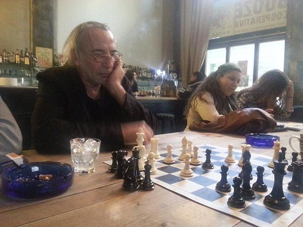 Yunanistan'da alışılmış bir kare, kafede satranç oynayanlar.