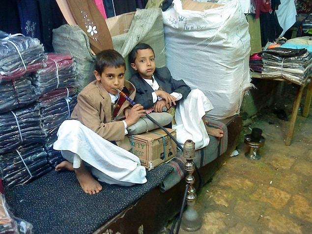 Yemen'de çocukların nargile içmesi pek de anormal değil.