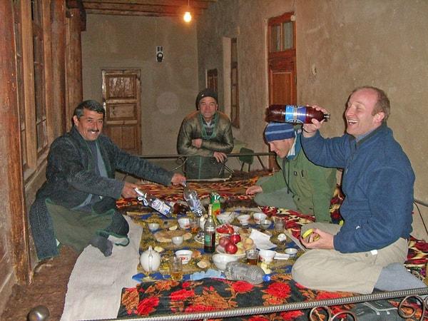 Tacikistan'ın küçük bir dağ köyüne giden Gunnar orada bir öğretmenin evinde konaklamış.
