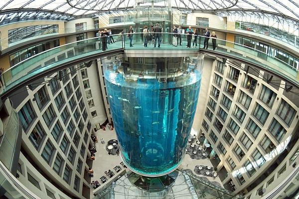 Berlin, Almanya’da  bulunan dünyanın en büyük, bağlantısız silindirik akvaryumu AquaDom’ın görünümü.