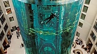 25 Metre Yüksekliği ve İçindeki Asansörü İle Görenleri Büyüleyen Akvaryum