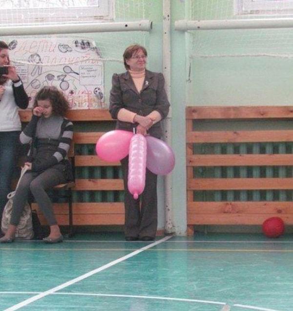 4. Masumane bir şekilde balonları tutan bu öğretmen.