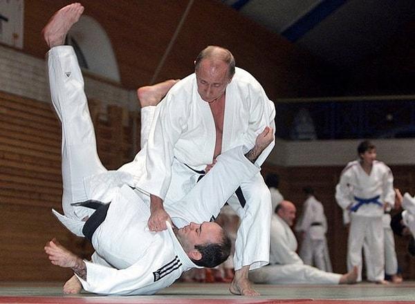 9. Rusya'nın cumhurbaşkanı Vladimir Putin düşmanlarını hem karatede hem de karate dışında yenmekte.