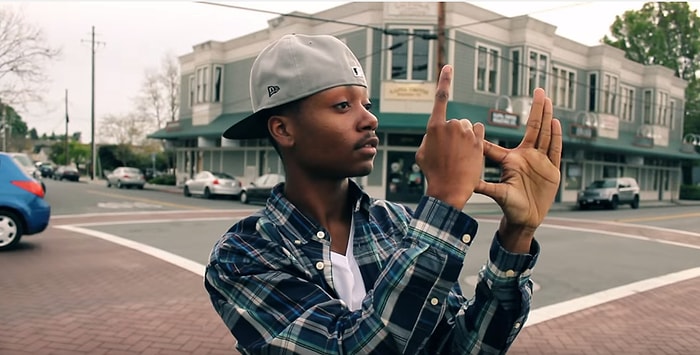 Uptown Funk Eşliğinde Parmak Dansı Yapan Adamın Müthiş Gösterisi