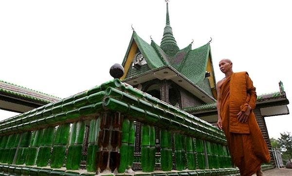 17. Tayland'da The Wat Pa Maha Chedi Kaew tapınağının inşaası sırasında 1 milyon şişe Heineken ve yerel bira kullanılmış.