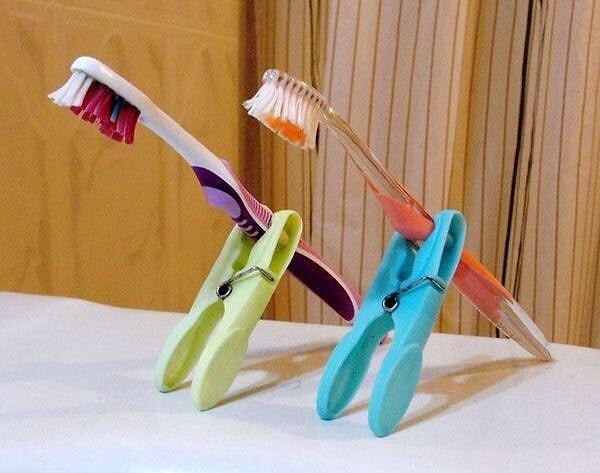 13. Diş fırçanızın bir mandal yardımı ile pis yerlere değmesini engelleyebilirsiniz.