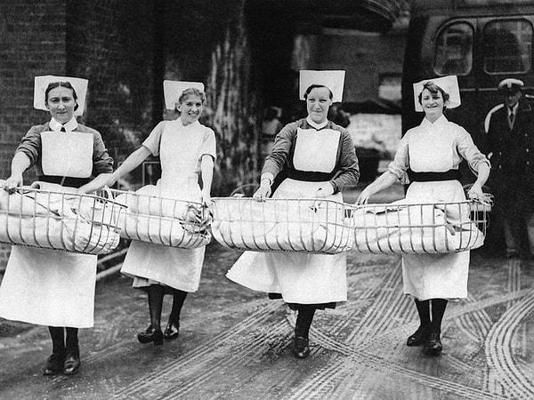 6. Londra'da bir bombalamanın ertesi günü bir hastane tahliye edilirken. Hemşireler yeni doğmuş bebekleri güvenli bir yere naklediyorlar, 1940