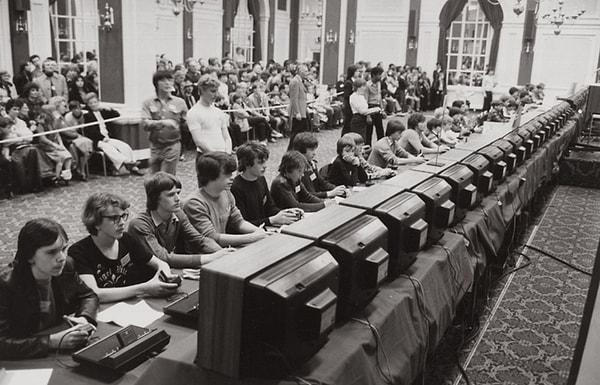 7. Space Invaders isimli bir oyunun ulusal çapta gerçekleştirilen turnuvası, 1980. Oyunun amacı bir lazer silahı ile uzaylıları yenmek.