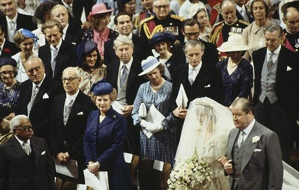 8. Merdivenlerden inen Prenses Diana'yı Margaret Thatcher izlerken.