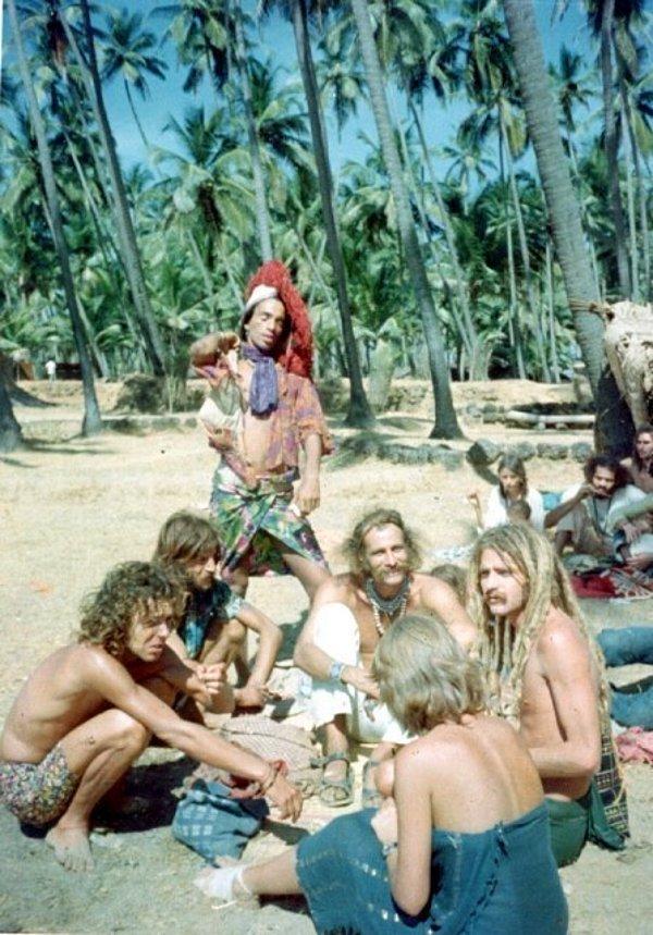 13. Amerikalı hippiler Palolem sahilinde birlikte takılırken, Goa, Hindistan, 1975