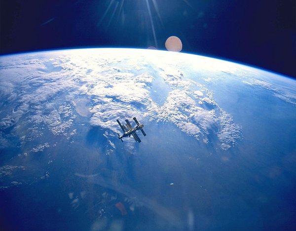 14. Rus uzay istasyonu Mir, Dünya'nın üzerinde yörüngesinde, 1995