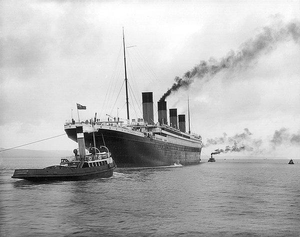18. Titanik ilk ve tek yolculuğu için Belfast limanından ayrılırken, 1912.
