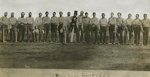 19. Bilinen ilk spor takımı fotoğrafı, 1858  (Knickerbocker Baseball Club)