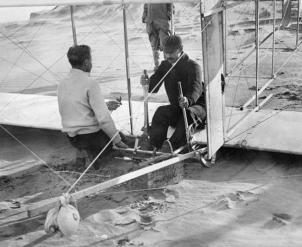 21. Orville ve Wilbur Wright uçaklarının gerekli ayarlamalarını yaparken, 1911.