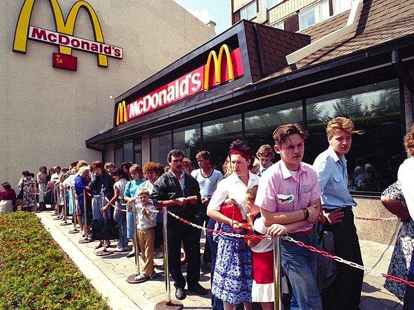 23. 90'ların başında Moskova'da açılan McDonald's önünde sırada bekleyen Ruslar.