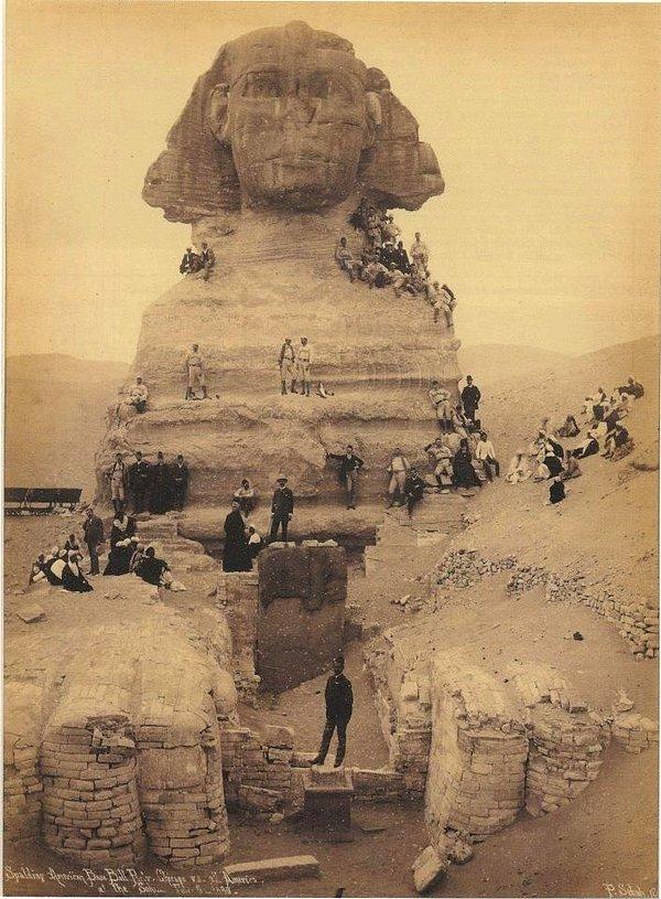 24. Sfenks'e tırmanmış ziyaretçiler, 1850 yılı civarları.