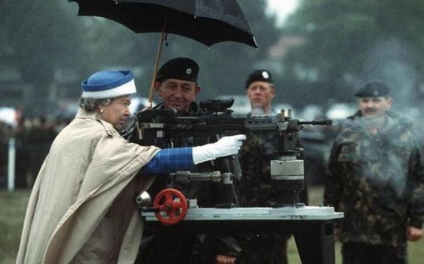 26. Kraliçe Elizabeth makineli bir tüfeği denerken, 1993.