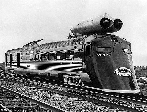 31. New York Merkez Demiryolları'nın Butler, Indiana ve Stryker, Ohio hatları arasında jet motorlu bir treni test ederken, 1966.