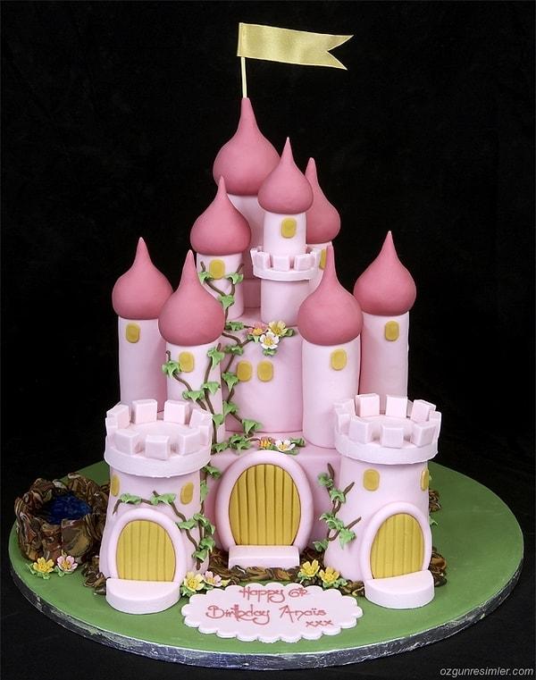 Çocukluğunu yaşayamayan prenses ve kraliçelerimize özel tatliş mi tatliş pasta :)