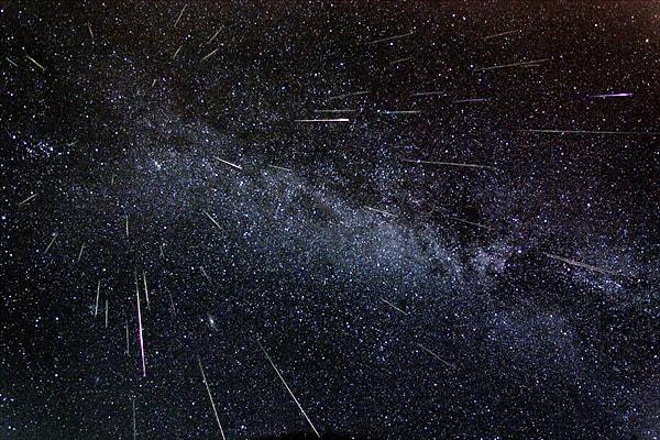 Halk arasında "yıldız kayması" olarak bilinen meteor yağmuru, aslında göktaşlarının çok hızlı bir şekilde Dünya atmosferine girdiği zaman oluşan sürtünme sonucu yanmasıyla meydana geliyor.