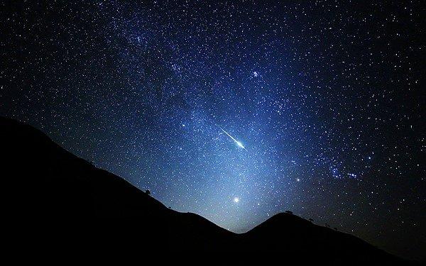 Yani aslında yıldız kayıyor sandığımız zaman, dünyanın yakınından geçmekte olan bir kuyruklu yıldızdan kopan kum tanesinden daha küçük kaya parçalarının gök yüzünde yanmalarını izliyoruz.