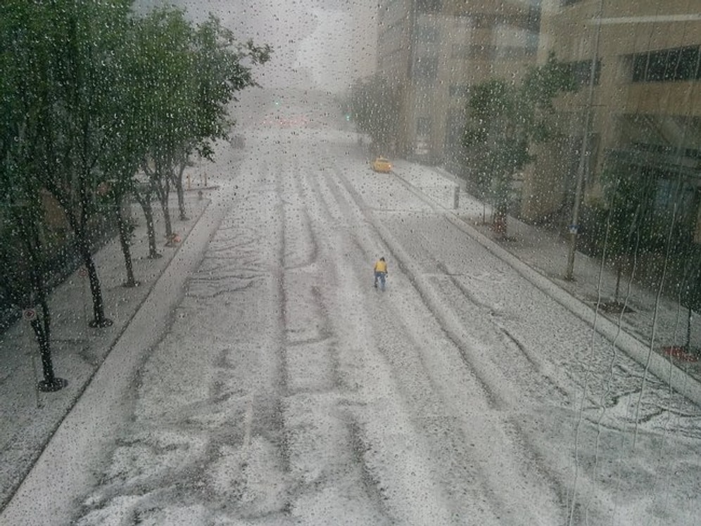 Bu Adamın Dolu Fırtınasına Rağmen Neden Eve Gitmediğini Öğrendiğinizde Çok Şaşıracaksınız!