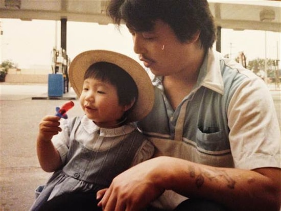 25 Yıl Sonra Kayıp Babasını Evsizleri Fotoğraflarken Bulan Kadının Hikayesi