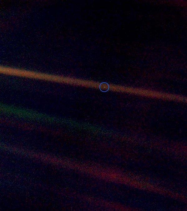 21. Dünya'nın 6,4 milyar km uzaklıktan çekilmiş Soluk Mavi Nokta isimli fotoğrafı, Voyager 1