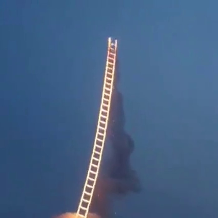 Havai Fişeklerle Gökyüzüne Yükselen Merdiven Yapmak