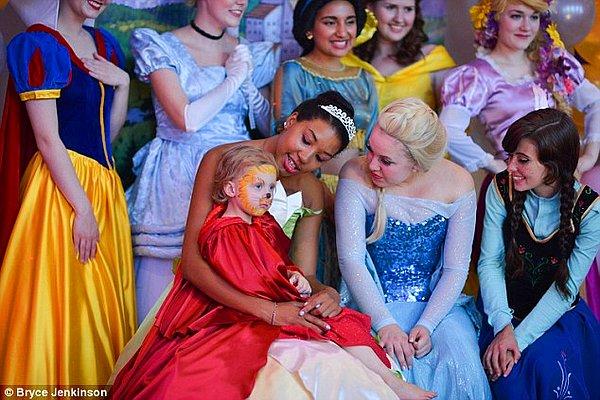 Lila'nın doğum günü partisi gerçekten de bir Disney masalını aratmıyordu. Bütün prensesler, onun için bir araya gelmişlerdi adeta.