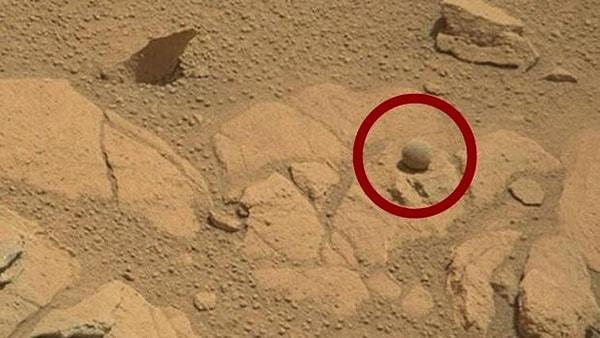 8. Sabri'nin birkaç yıl önce auta attığı top sonunda Mars'ta bulundu.