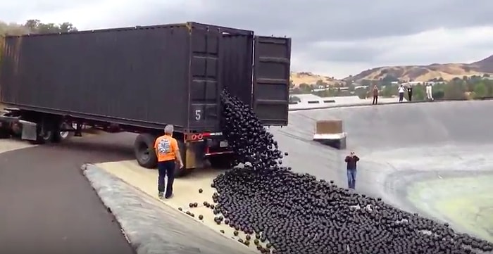 Suyun Buharlaşmaması İçin 96 Milyon Plastik Topu Baraja Bırakmak