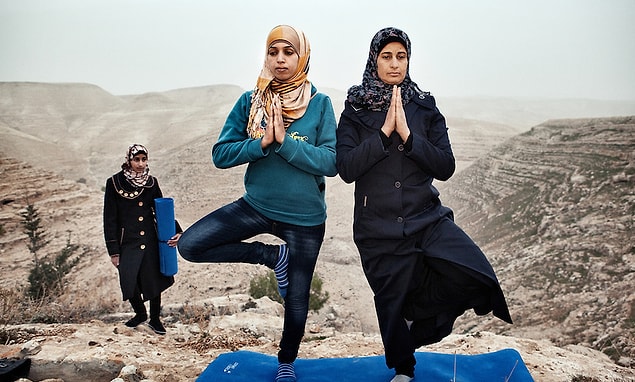 9. Amerikalı yoga öğretmeninin ders sırasında öğrencileri