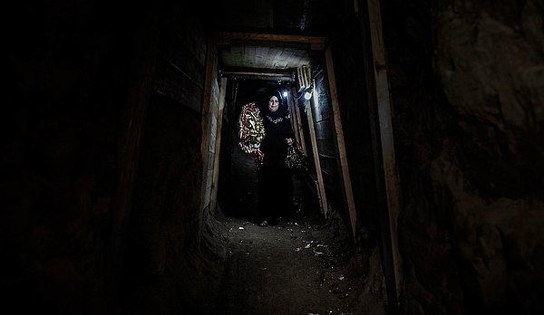 12. Gazze'de gideceği yolda izin olmadığı için yer altını kullanan kadın
