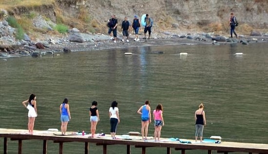 Karaya Çıkan Mültecilerin Sahilde Yoga Yapan Kadınları Şaşkına Uğratması