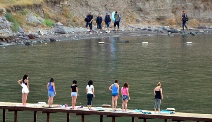 Karaya Çıkan Mültecilerin Sahilde Yoga Yapan Kadınları Şaşkına Uğratması